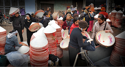 Phiên chợ nón làng Chuông. Ảnh: Thi Thơ
